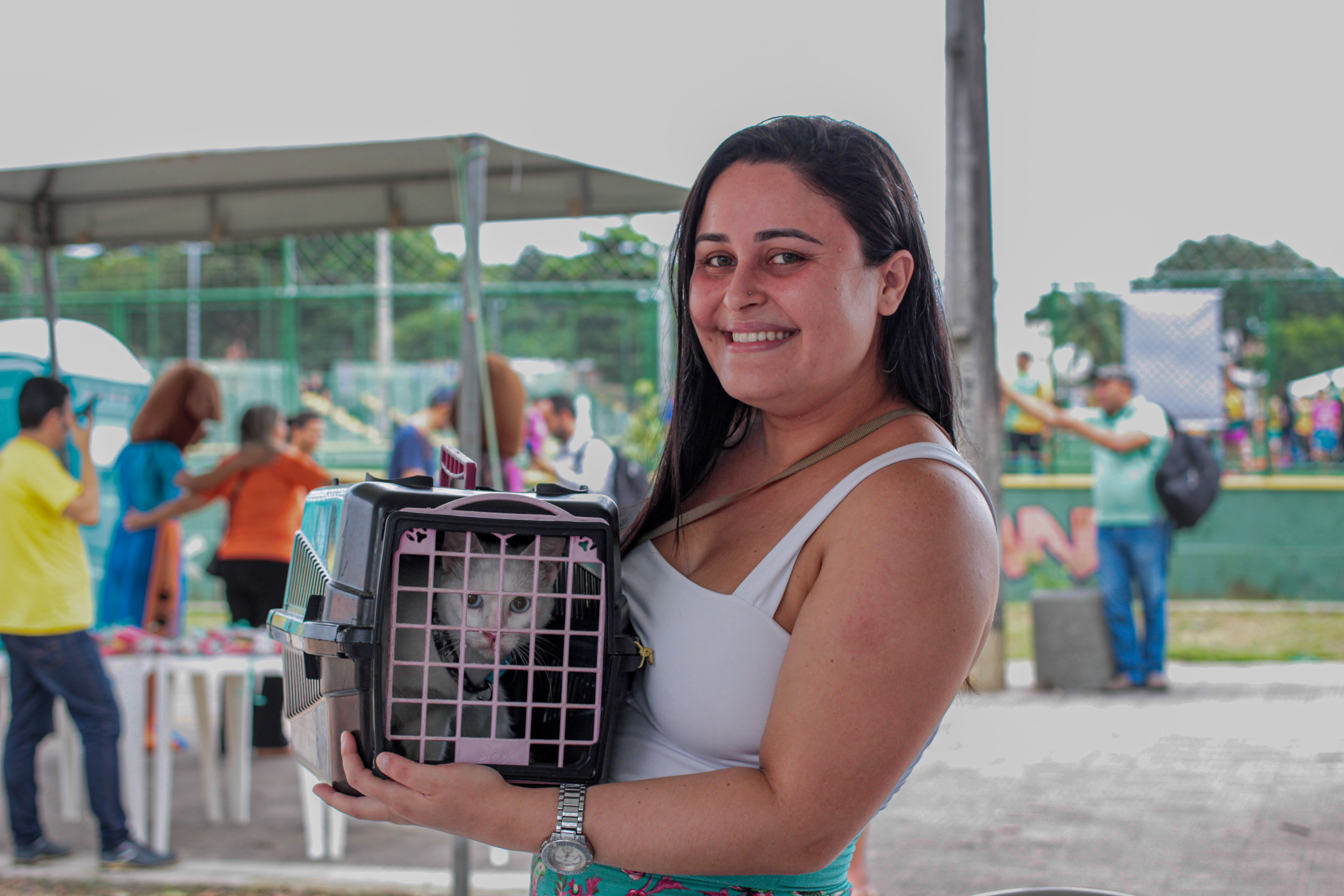 mulher segurando casinha com gato